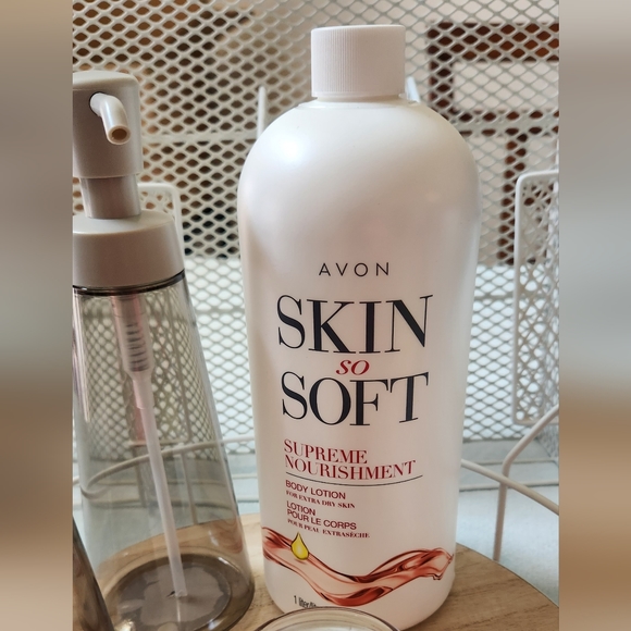 Storage rack, Round Tray,  Soap/Lotion despenser's, Avon candle and  Supreme Lot - Picture 3 of 6